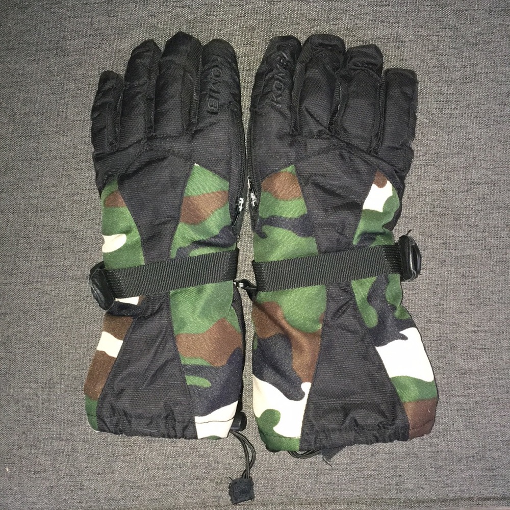 Kombi Junior Medium Camo waterproof gloves. Great used Condition